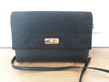 Čierna kabelka so zlatými detailami, 