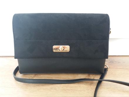 Čierna kabelka so zlatými detailami, 