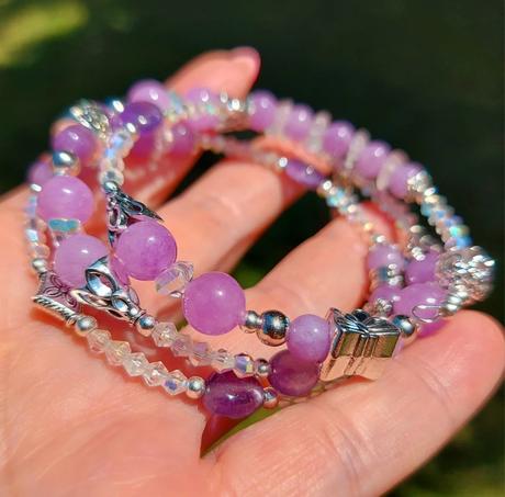 Náramok fialové nebo z ametystu,