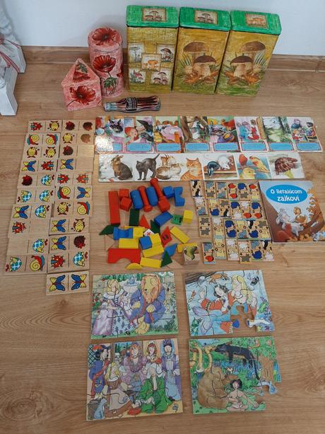 Drevené pazzle a dominá.,