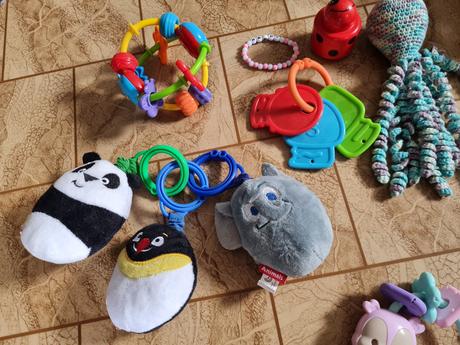 Hrkálky a hračky na kočík,