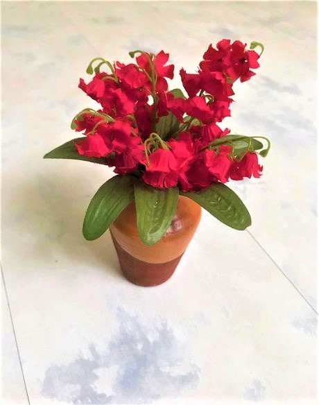 Hlinená váza s kvetmi,