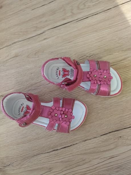 Sandálky, lasocki,23