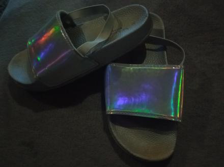 Holografické šľapky na remienok, 32