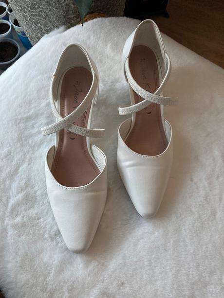 Svadobne biele lodičky, 37