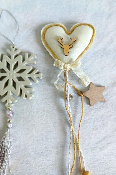 Dve staršie vianočné ozdoby,