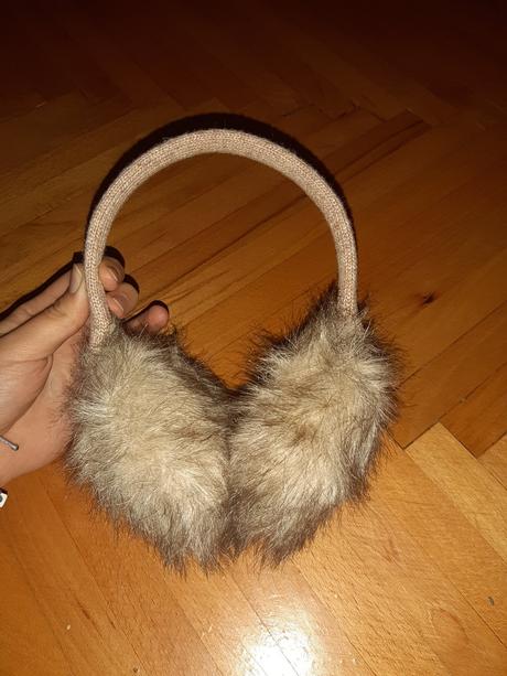 Dievčenská pokrievka uší, takko