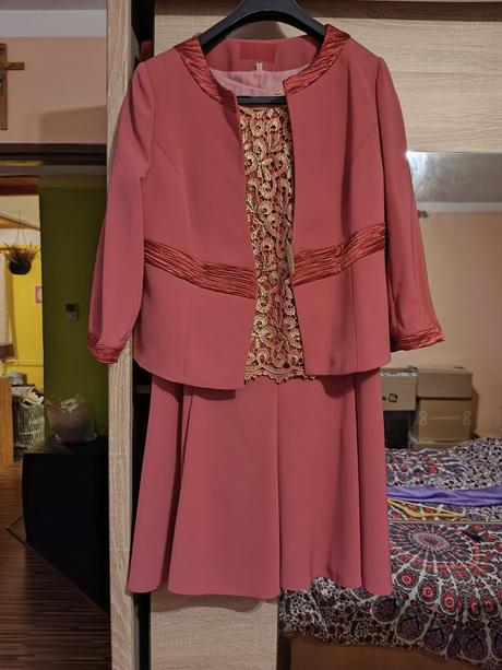 Krásny suknovy kostym, 46