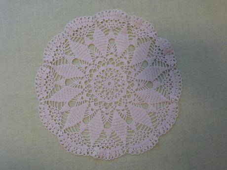 Háčkované obrusy, dečky,