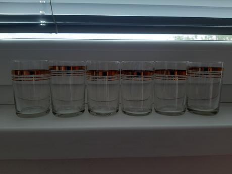 Poháriky so zlatým pásikom, 