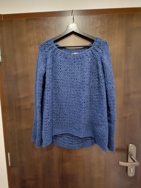 Tmavomodrý pletený sveter, s