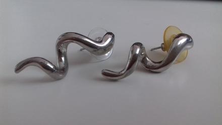 Náušnice - dlhé, zatočené,