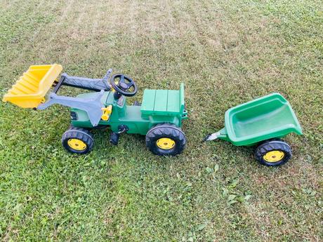 Rolly toys john deere traktor s vlečkou,