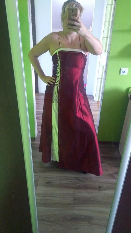 Bordove plesove saty, l