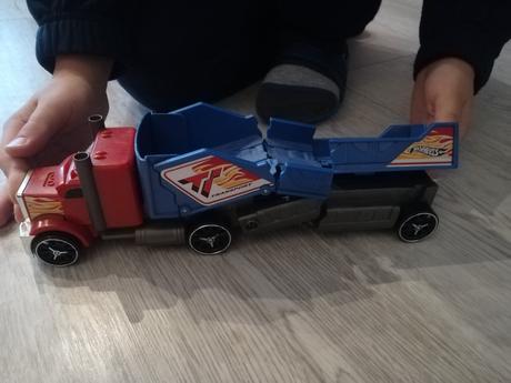 Kamion hot wheels,