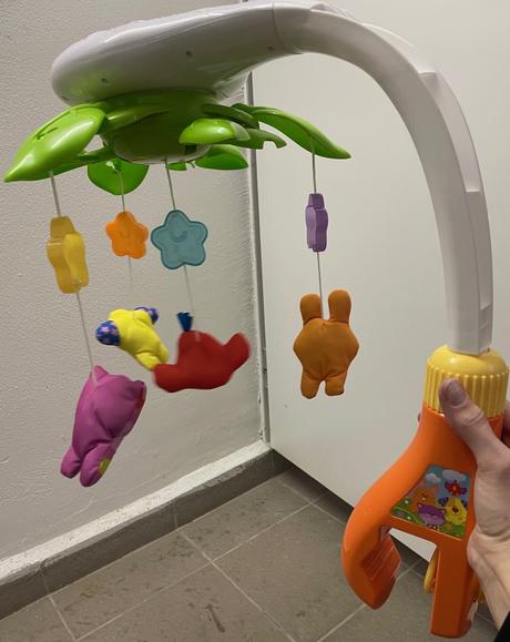 Kolotoč nad postieľku s projektorom zvieratká, 