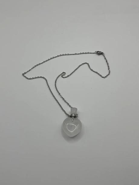 Nahrdelnik s priveskom na parfem, 