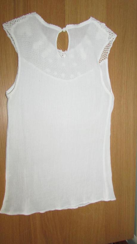 Romantický jemný top s ručne háčkovanou aplikáciou, s
