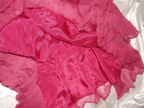 Velmi pekne volanikove saty, 38