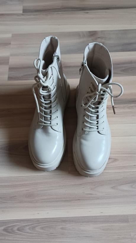 Bledé krémové workery, 36