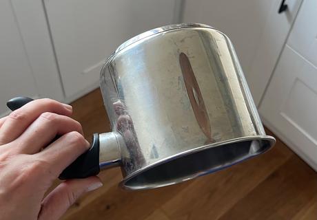 Kovový hrnček na varenie mlieka,