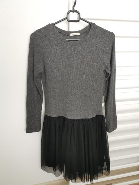 Šaty s tylovou sukňou, s