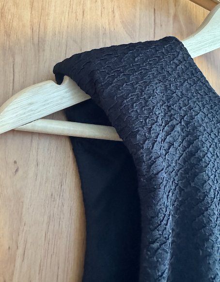 Čienre púzdrovné šaty s vypchávkami na pleciach at, atmosphere,l