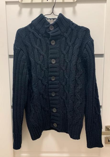 Tmavomodrý sveter ma gombíky, s