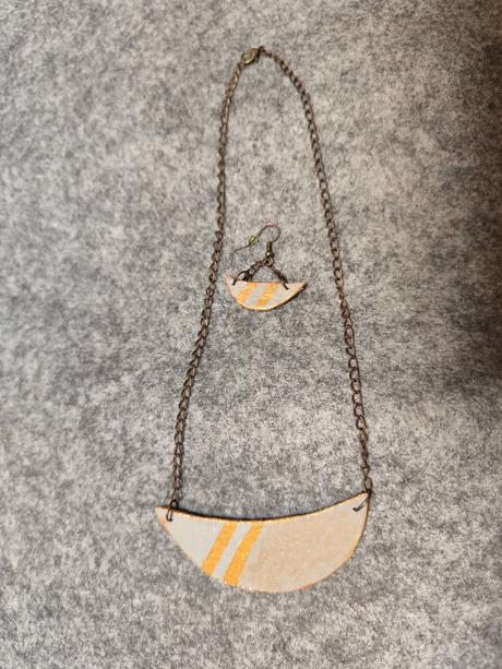 Nahrdelnik s jednou nausnicou, rucna praca, 