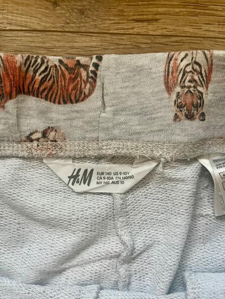 Pudlové teplaky s tigrami, h&m,140