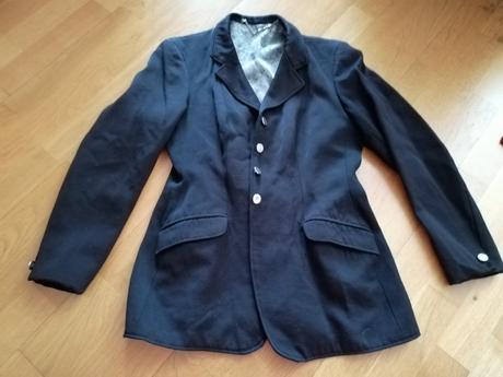 Čierne sako, 40