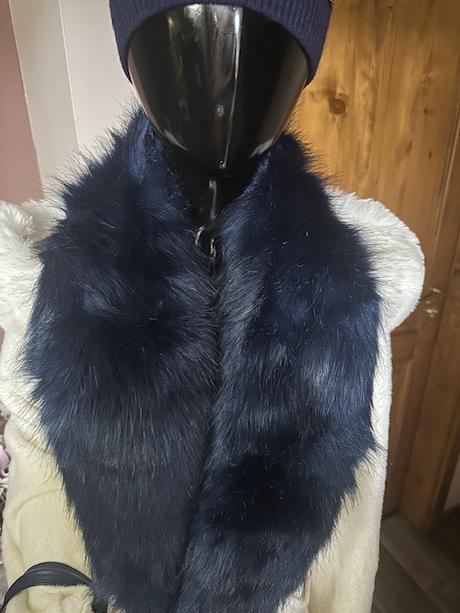 Tmavomodrý golier z umelej kožušiny reserved, reserved