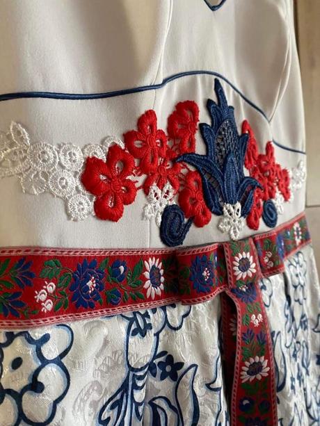 Šaty s folklórnym vzorom, s