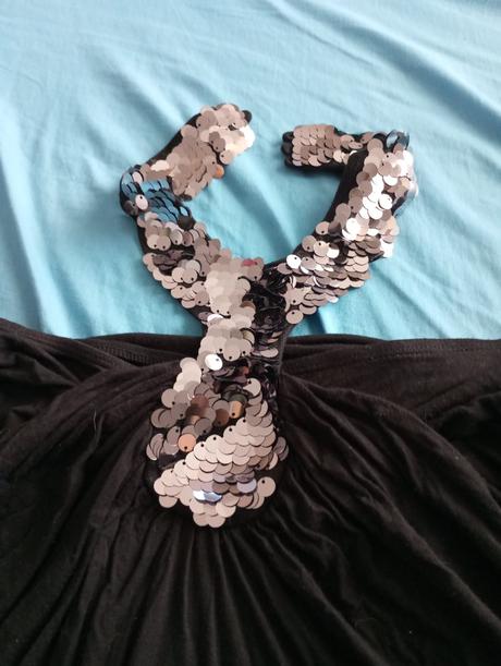 Tričko s flitrami  okolo krku, l