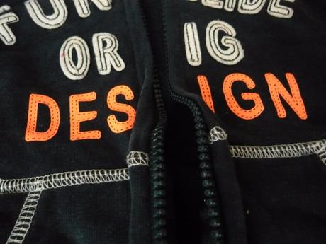 Tmavomodrá mikina, 104