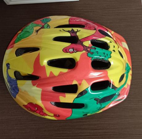 Cyklisticka prilba, s