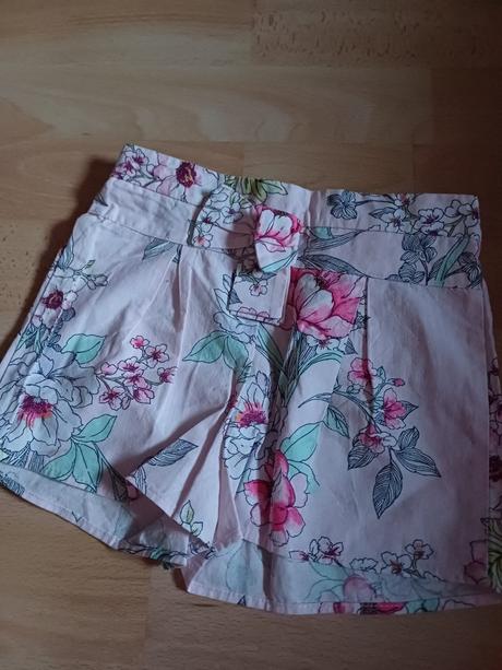 Krásne kvetované šortky v.86 / 12-18mes, 86