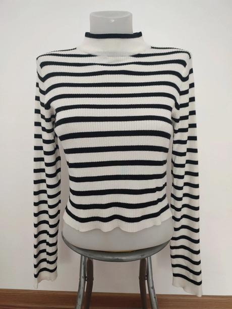 Bielo čierny pásikavý pulóver, l