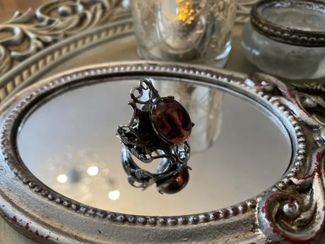 Prsteň s hnedým očkom, 