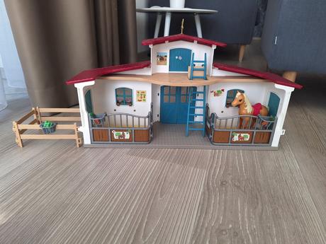 Stajna pre kone s prislusenstvom, 