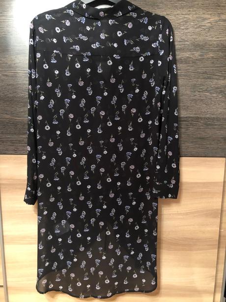 Bluzka cierna s kvetmi vzadu predlzena 42, 42