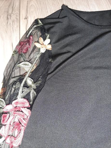 Šaty s výšivkou, l