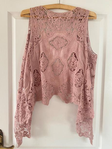 Ružová háčkovaná vesta, 