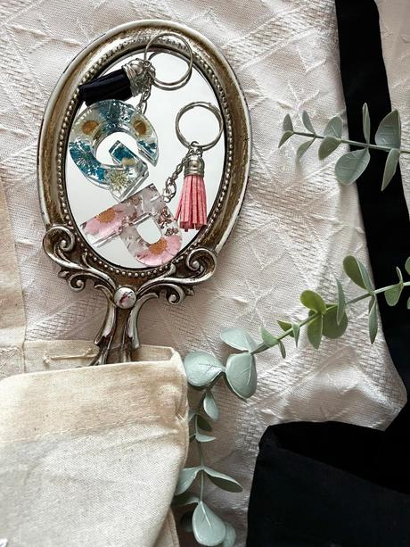 Ručne vyrobené živicové kľúčenky, 