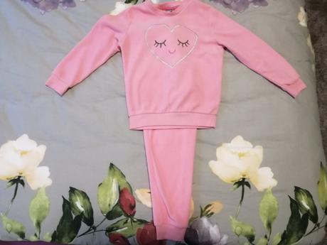 Predám krásne zateplene pyžamko, 110