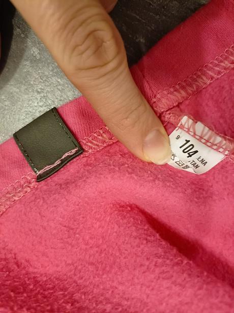 Mikina so šikmým zipsom, 104