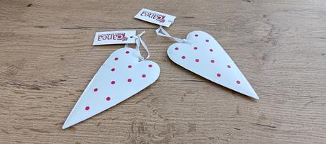 Srdce závesené kovové - biele s červenými bodkami, 