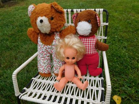 Staré detské kresielko + starší mackovia, 