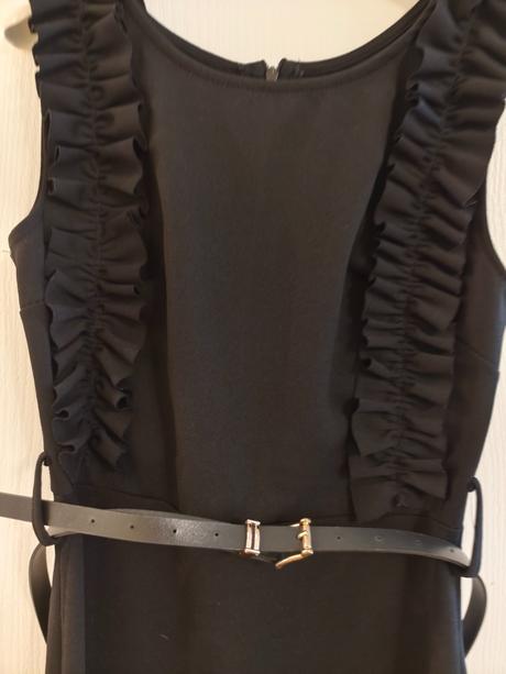 Krátke čierne elastické šaty, 38