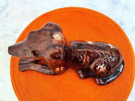 Starožitná socha - porcelánový pes, 